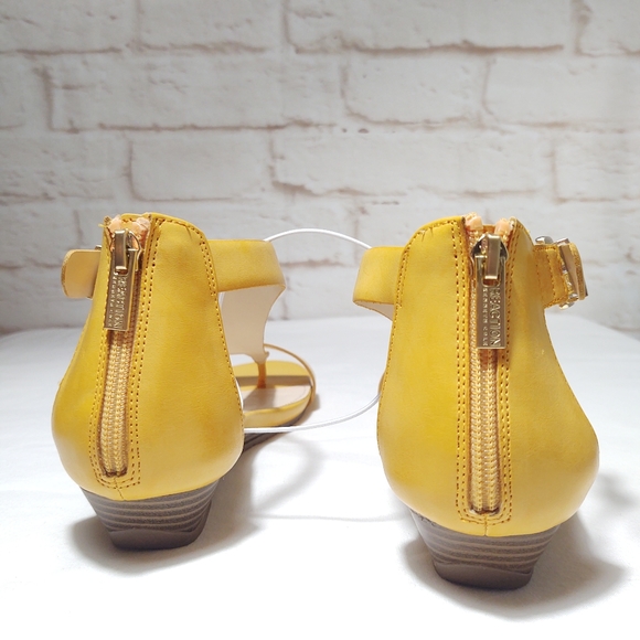 Reaction yellow sandals - Picture 3 of 5